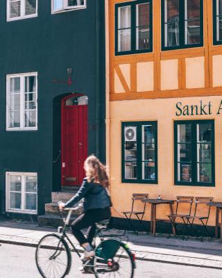 News images 2777 image3 woman 20on 20bike 20c 29daniel 20rasmussen